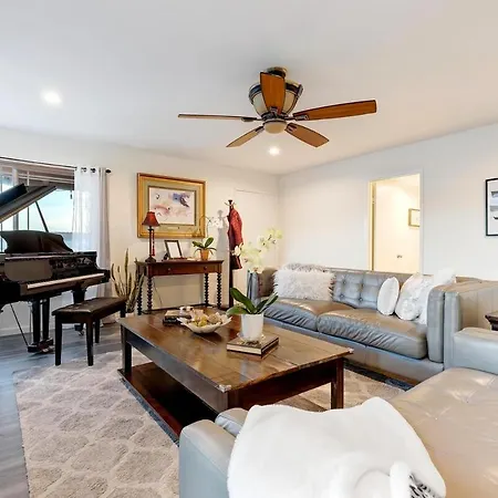 San Diego 4-Bedroom Home With Pool And Jacuzzi